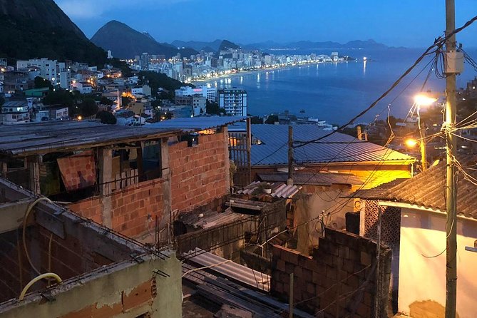 A socio-educational and gastronomic experience in the Vidigal favela - Walking down through alleys, then slowing down with beer and pastels