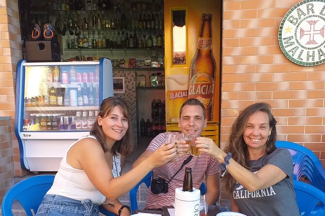 A socio-educational and gastronomic experience in the Vidigal favela - The art studio stop: learning from what locals create