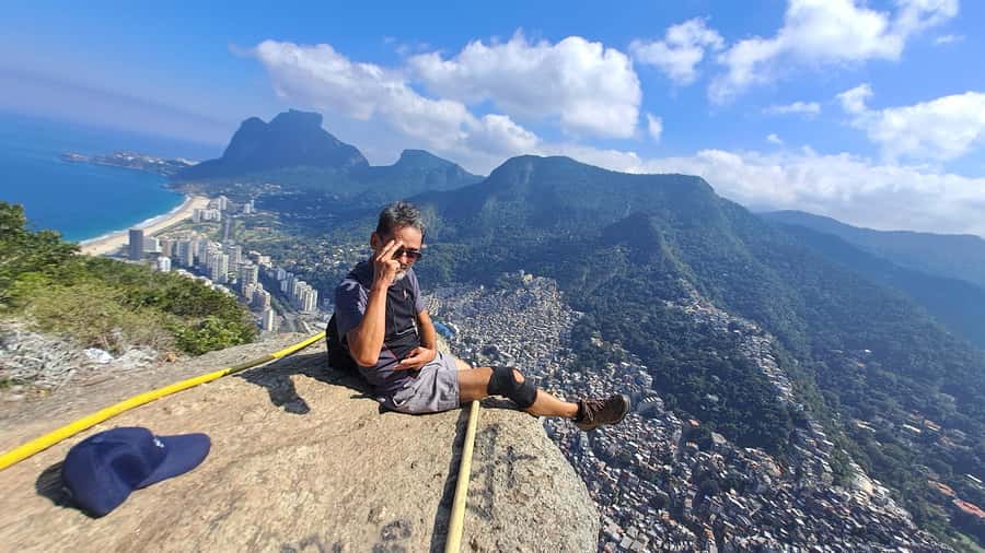 AVenturismo 2 Irmãos hill + Vidigal Favela - Local Bar and Early Hike: The Practical Warm-Up