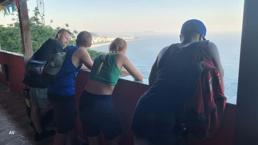 AVenturismo 2 Irmãos hill + Vidigal Favela - Lunch-Style Break at a Local Restaurant and the Village Food Market