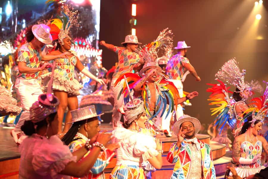 By Night Tour: Roxy Dinner Show & Transfer - Aquele Abraço: the main show’s style and pacing reality check
