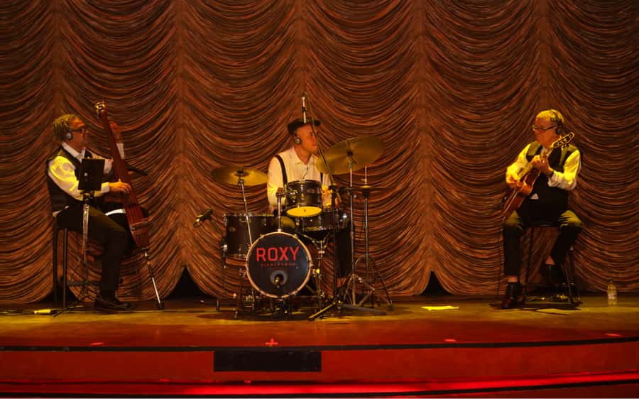 By Night Tour: Roxy Dinner Show & Transfer - Tips to make the night smoother in real life