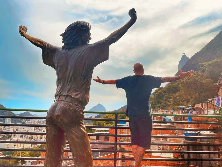 Favela Santa Marta: Walking Tour with local guide - Street-level storytelling: murals, houses, and daily reality