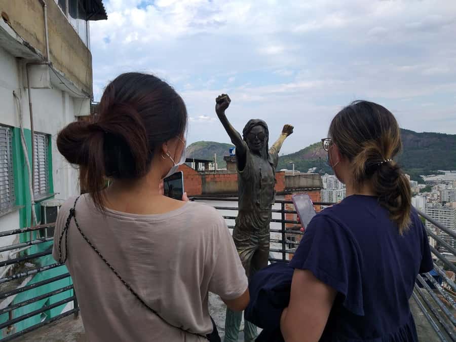 Favela Santa Marta: Walking Tour with local guide - Laje do Michael Jackson: a pop-culture detour with real local meaning