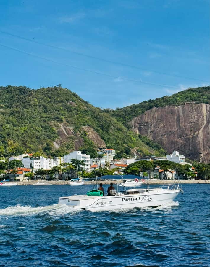 From Rio de Janeiro: Private Speedboat Tour - The onboard barbecue: your “bring it, we’ll cook it” meal