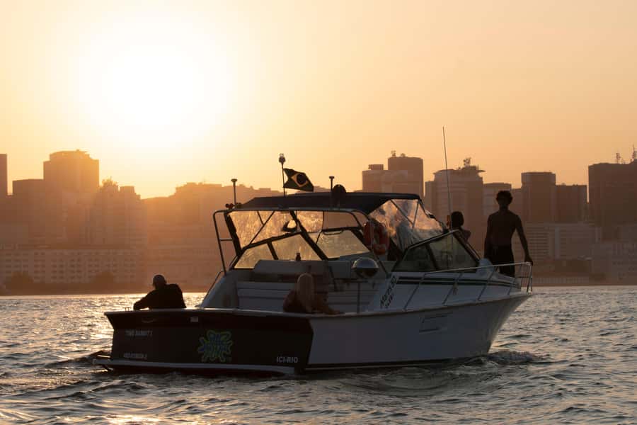 Glória: Sunset Speedboat Cruise with Drinks and Snacks - Museum of Tomorrow and the Rio Harbor Circuit