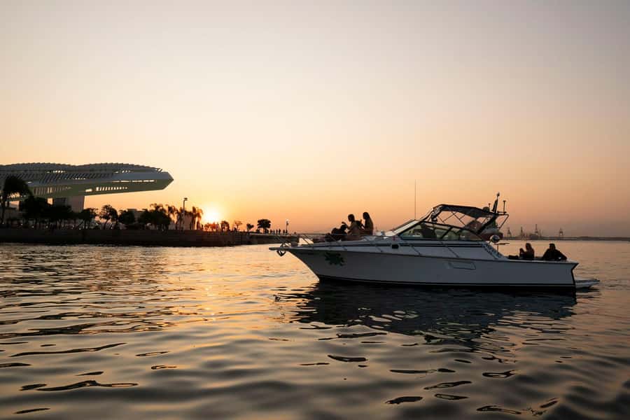 Glória: Sunset Speedboat Cruise with Drinks and Snacks - The Sunset Sweep: Christ, Sugarloaf, and Golden Light