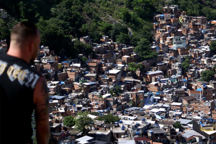 Jeep'n'Culture: Rocinha Favela and Tijuca Rainforest Tour - Getting to Rocinha via Estrada da Gávea and a break at Club Bar