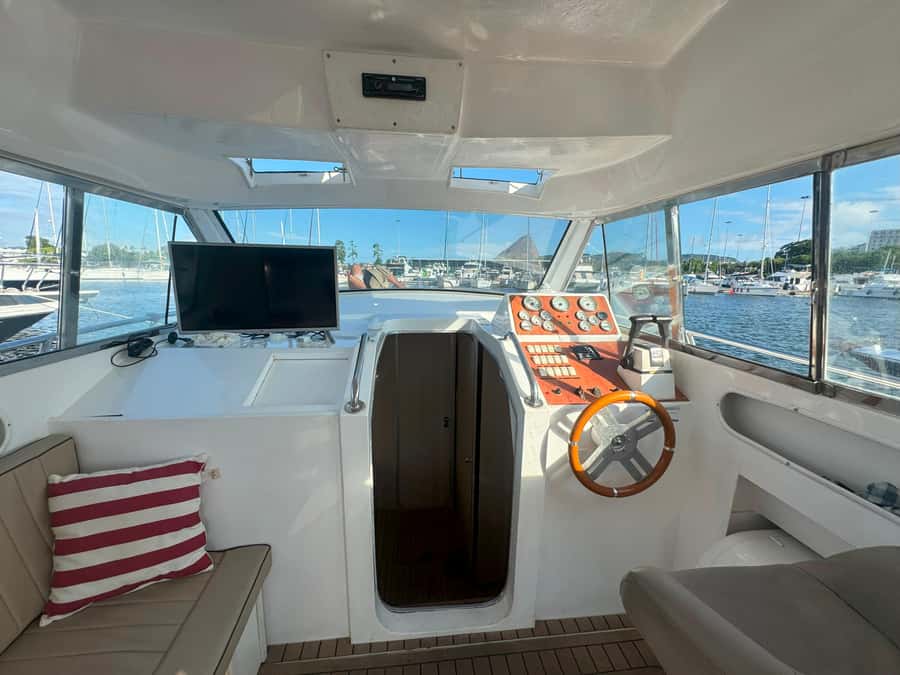 Private speedboat tour in Rio de Janeiro - The onboard setup: BBQ, sound, and real hangout space