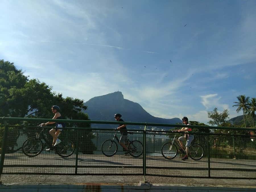 Rio Bike Tour – Discover the Beaches and Lagoon - Arpoador Rock: the photo stop that makes the whole coast click