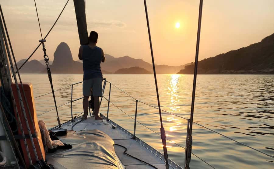 Rio de Janeiro: Guanabara Bay Sunset Sailing Tour & Drinks - Crew and safety: why the ride feels smooth