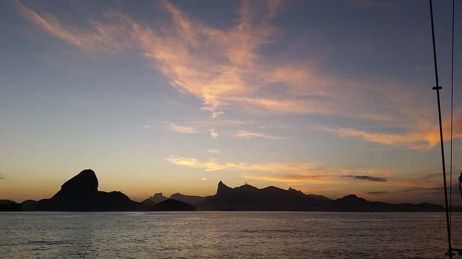 Rio de Janeiro: Guanabara Bay Sunset Sailing Tour & Drinks - Where you meet at Marina da Glória (and why timing matters)