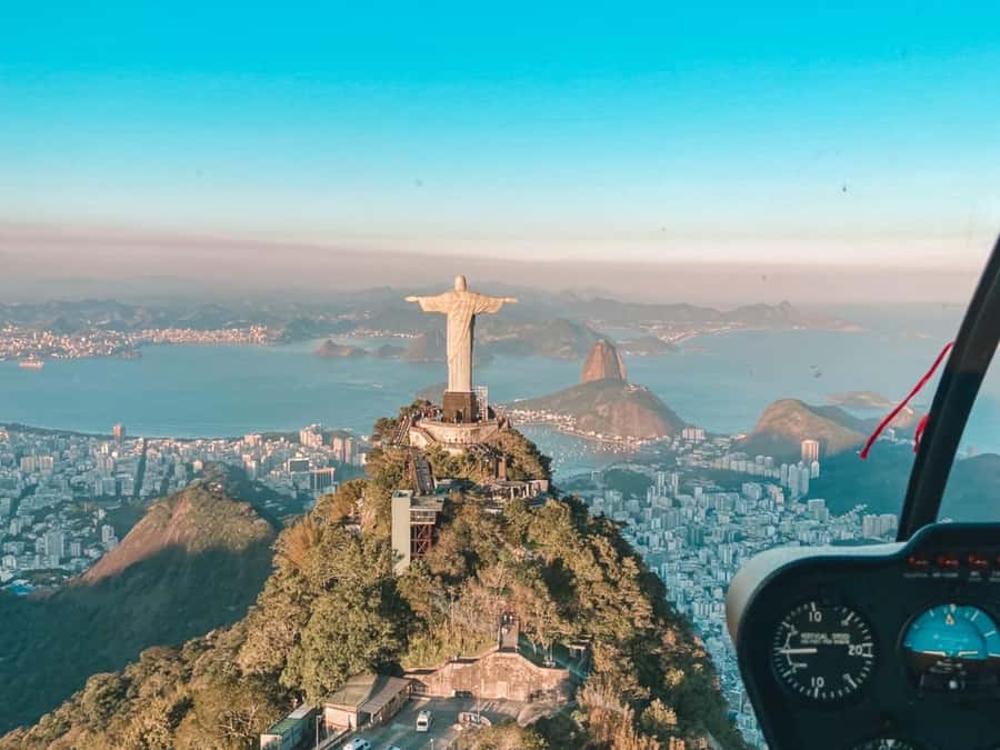 Rio De Janeiro Helicopter Flight Tour - Sugarloaf Mountain and Copacabana: watching the coast do its thing
