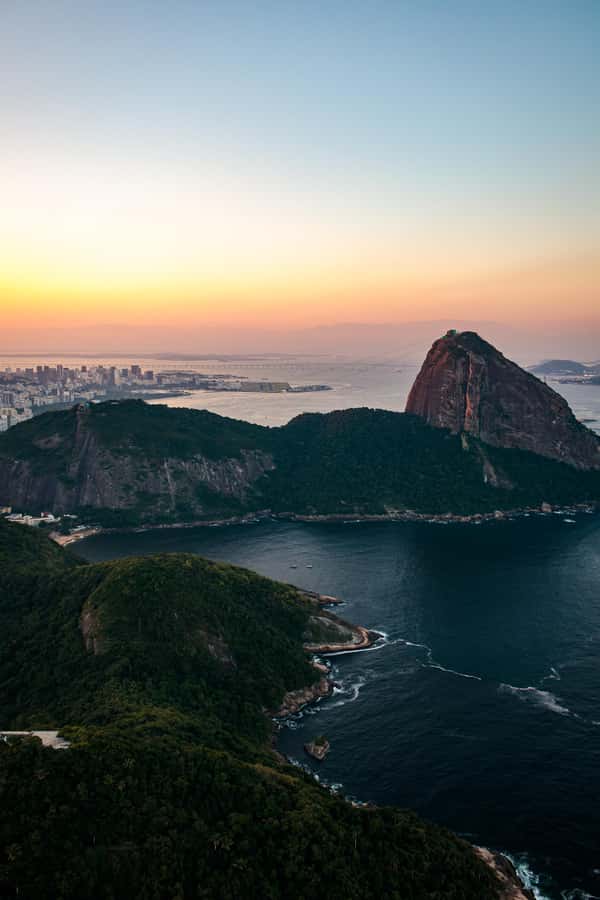Rio de Janeiro: Helicopter Tour with an unforgettable view - Lagoa Rodrigo de Freitas: Why the Lagoon View Feels Calm After the Coast