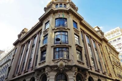 Rio de Janeiro : Must-See Sites Walking Tour With A Guide - Praça Quinze de Novembro and Praça XV: the monarchy-to-republic story in plain sight