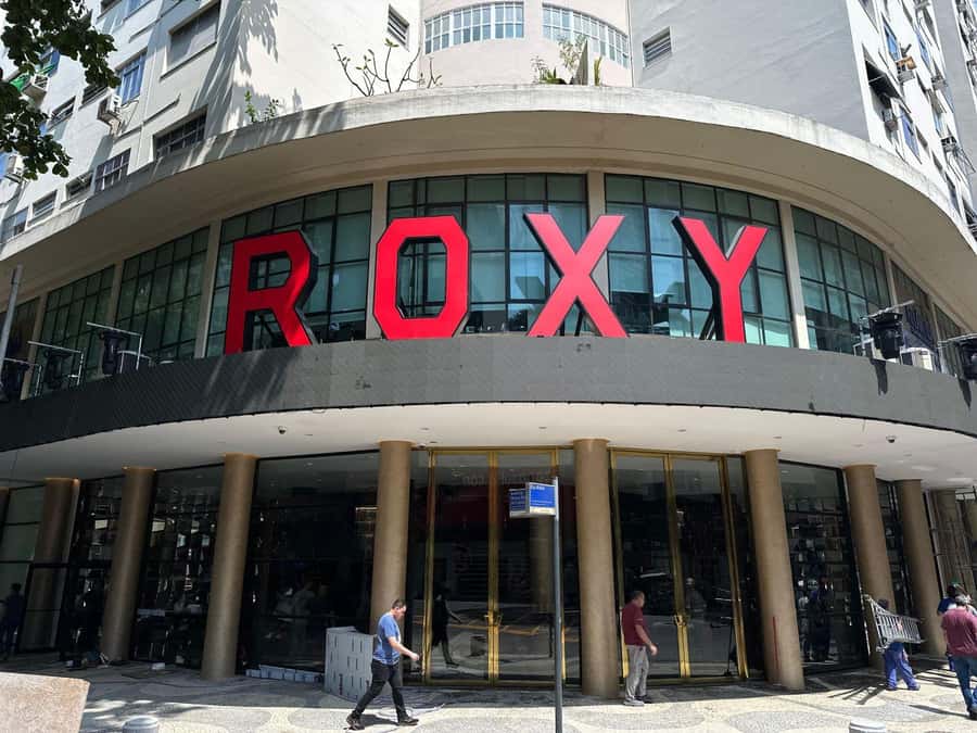 Rio de Janeiro: Roxy Dinner Show with Hotel Pickup - Why Roxy in Copacabana feels like a real Rio night