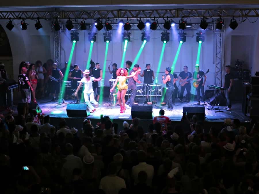 Rio de Janeiro: Salgueiro Samba School Rehearsal Tour - The 5-hour evening plan, and where delays can mess with you