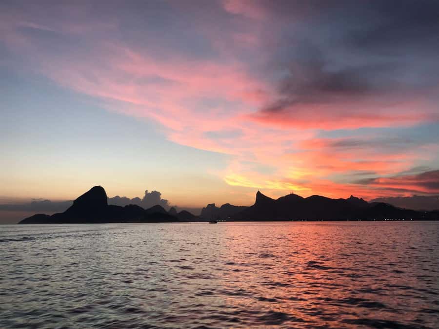 Rio de Janeiro: SpeedBoat Tour - Sunset with Beer - Praia Vermelha: where the coastline looks like a postcard