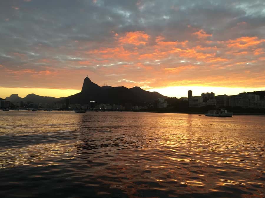 Rio de Janeiro: SpeedBoat Tour - Sunset with Beer - Copacabana and Arpoador: the Rio shoreline moment
