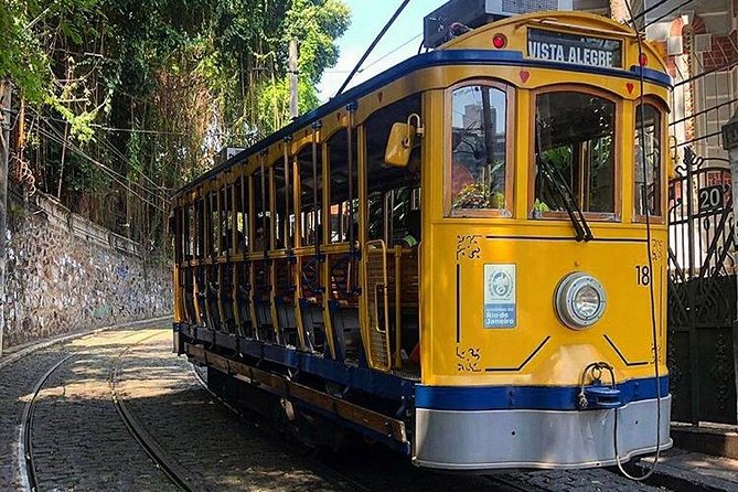 Walking tour of the bohemian neighborhoods of Santa Teresa and Lapa - Stop 6: Cinelândia—Teatro Municipal, Biblioteca, and an operating Odeon